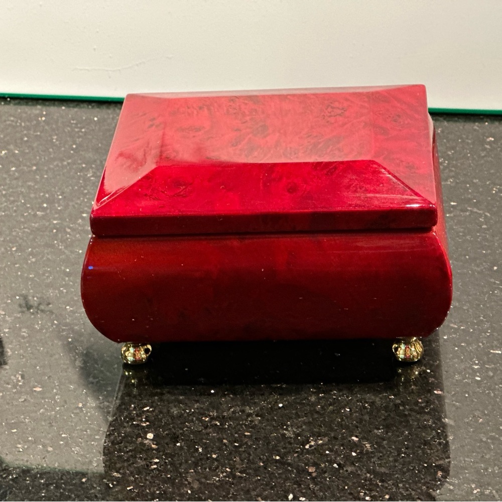 Vintage music/jewelry box - plays “that’s what friends are for”